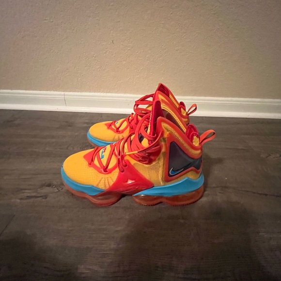 Nike Lebron 19 Tune Squad - Picture 3 of 4
